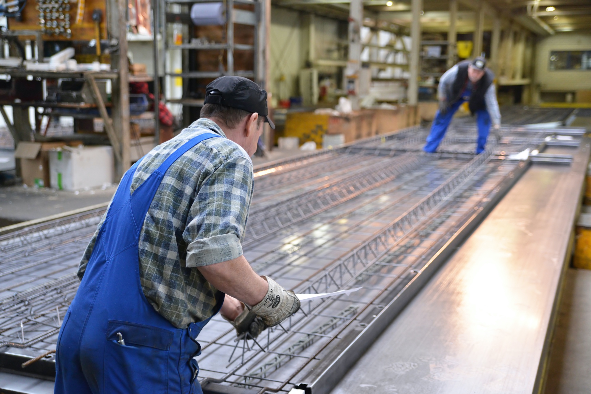 Vakmensen aan het werk op de productievloer